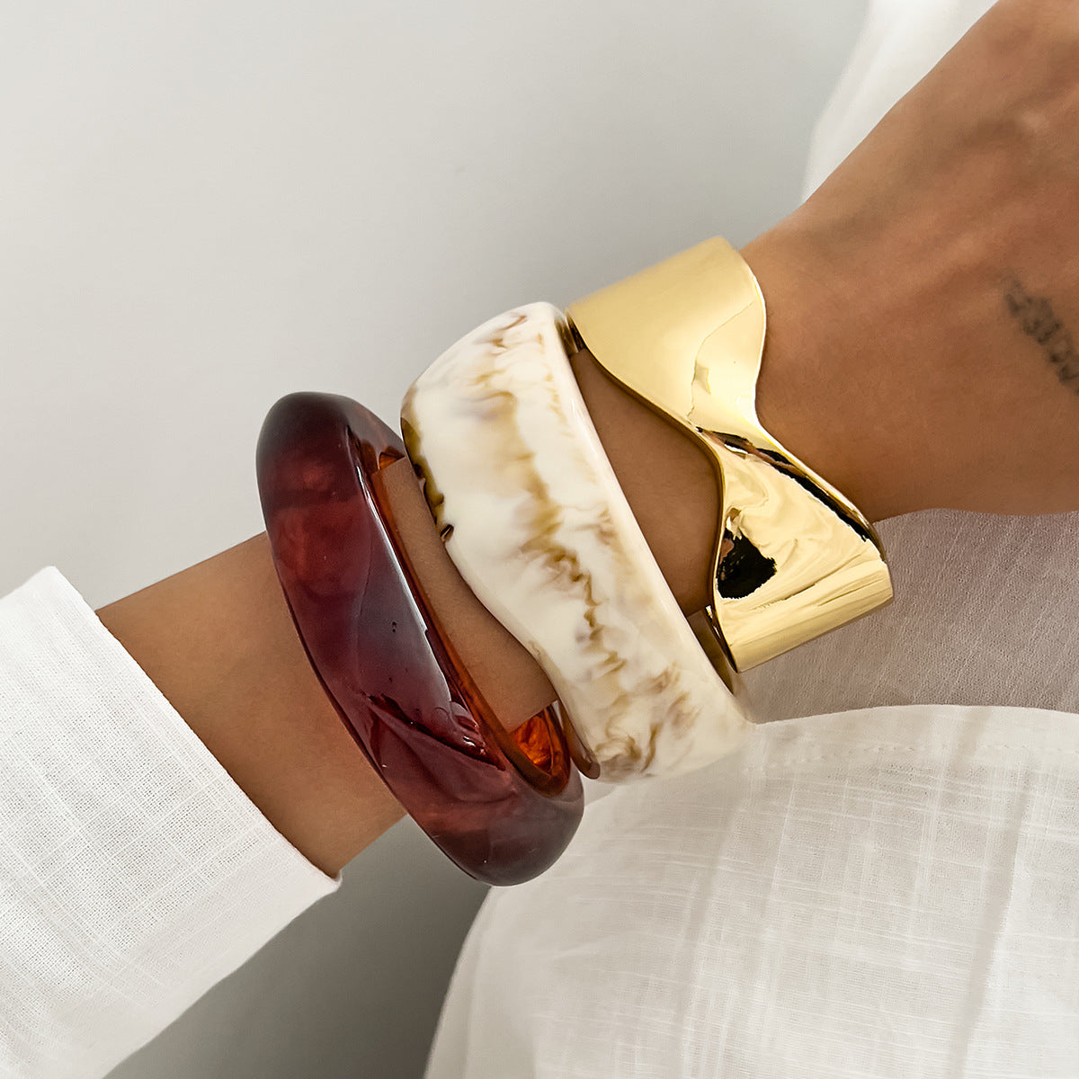 Fashionable Metal Crossed Glossy Spring Bracelet