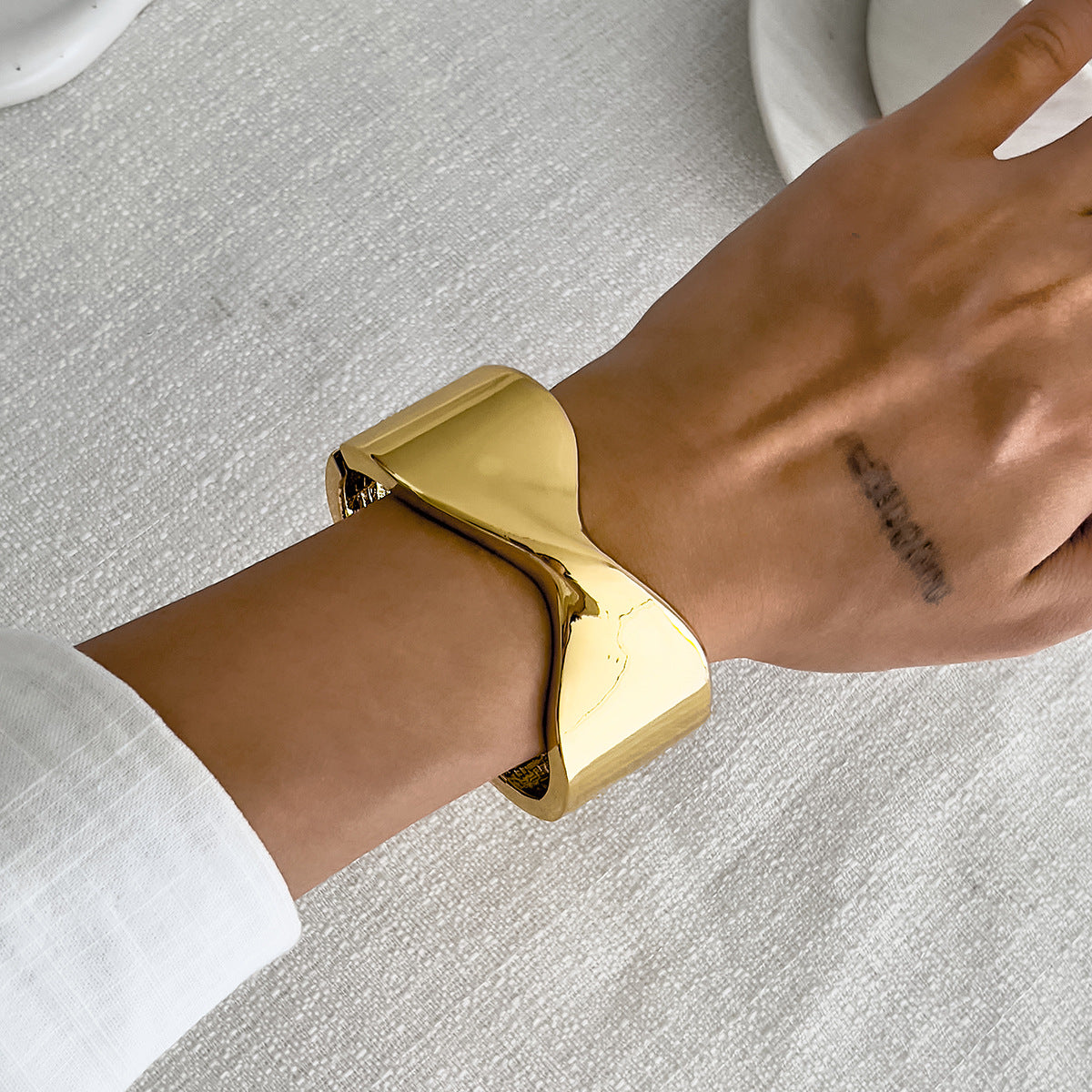 Fashionable Metal Crossed Glossy Spring Bracelet