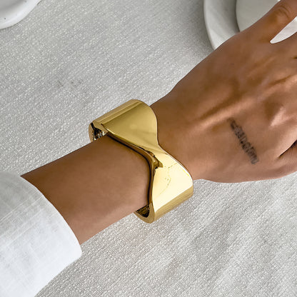 Fashionable Metal Crossed Glossy Spring Bracelet